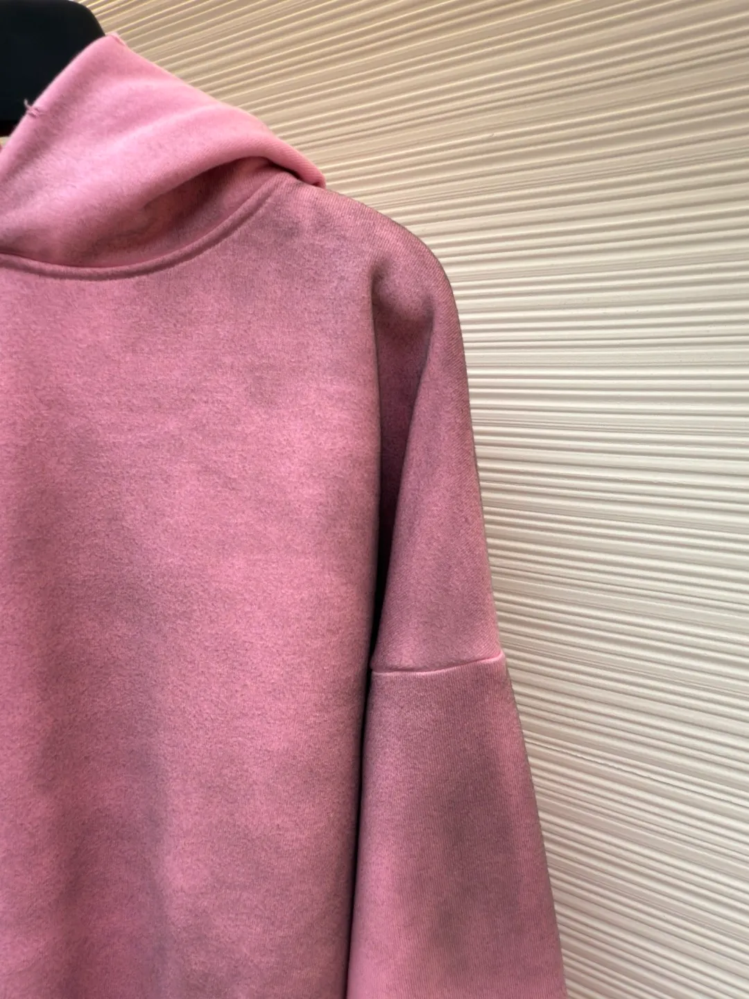 Acne Studios 1996 distressed printed hooded sweatshirt ●Authentic product: Purchased and developed for 2199 ●Item number: 1680618-A85 ●Fabric: pure cotton fabric ●Technology: printing production ●Version: loose fit ●Weight: about 855 grams ●Size: S-M-L-XL ●Description: The fabric is made of custom-made pure cotton, washed with distressed and dirty gradient techniques, printed on the back, and the overall wiring is straight and delicate. The fabric is comfortable and soft, with consistent colors and no color difference. It can be matched with the same style to create a fashionable look and control various occasions. Customized accessories, complete with three standards, same style for men and women!